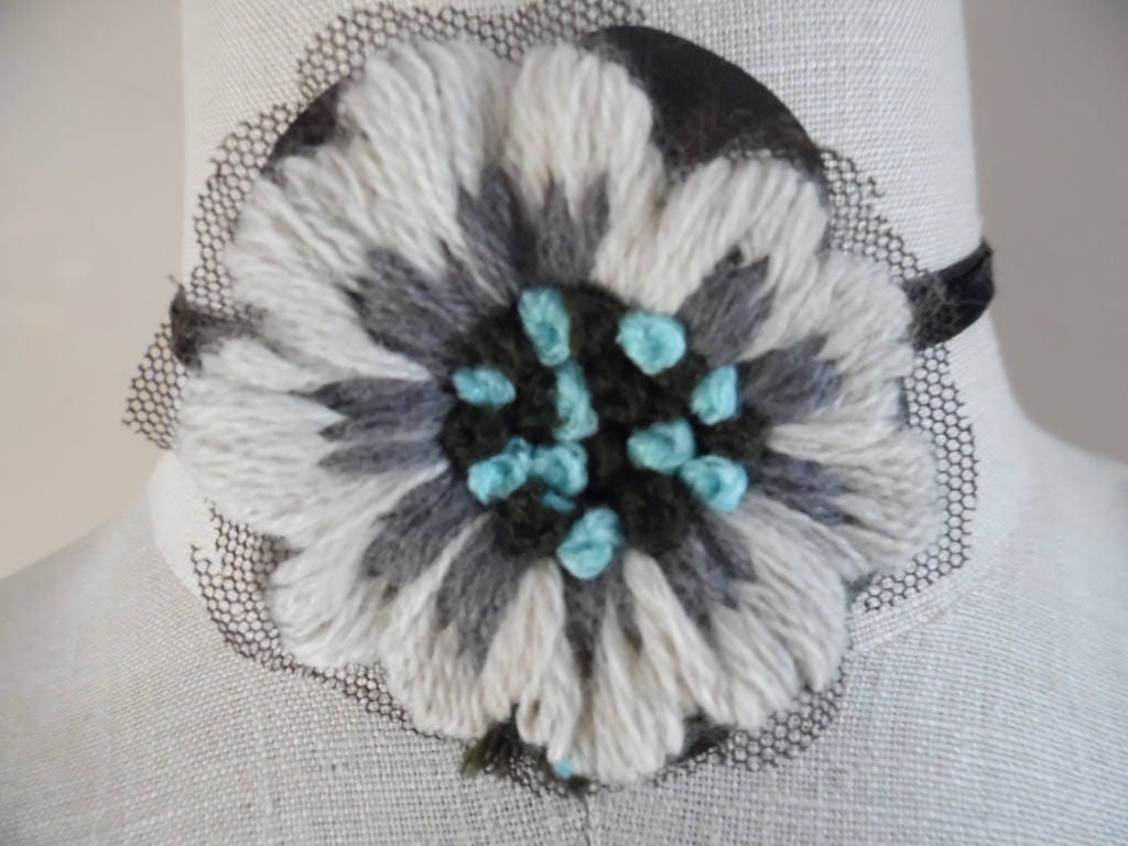 Blumen, Die Nicht Verblassen Handgemachte Floral Halsband Elfenbein Grau Schwarz Aqua Stickerei Auf Netting Einem Schwarzen Samt Band Von Sofi von LetasVintage