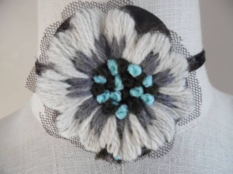 Blumen, Die Nicht Verblassen Handgemachte Floral Halsband Elfenbein Grau Schwarz Aqua Stickerei Auf Netting Einem Schwarzen Samt Band Von Sofi von LetasVintage