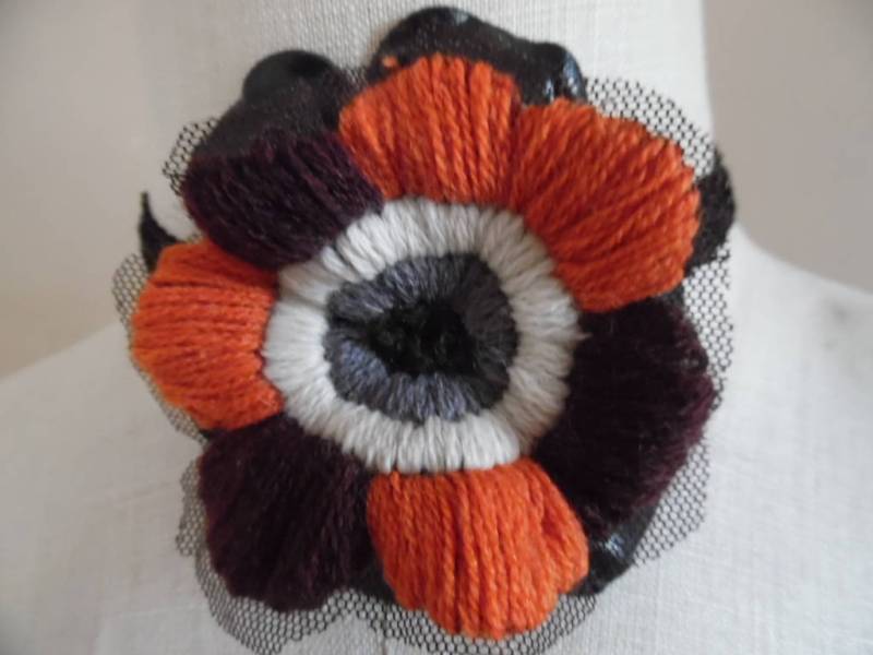 Blumen, Die Nicht Verblassen Handgemachte Floral Halsband Rost Braun Grau Schwarz Weiß Stickerei Auf Netz W/Schwarz Gimp Band Von Sofi Handstrick von LetasVintage