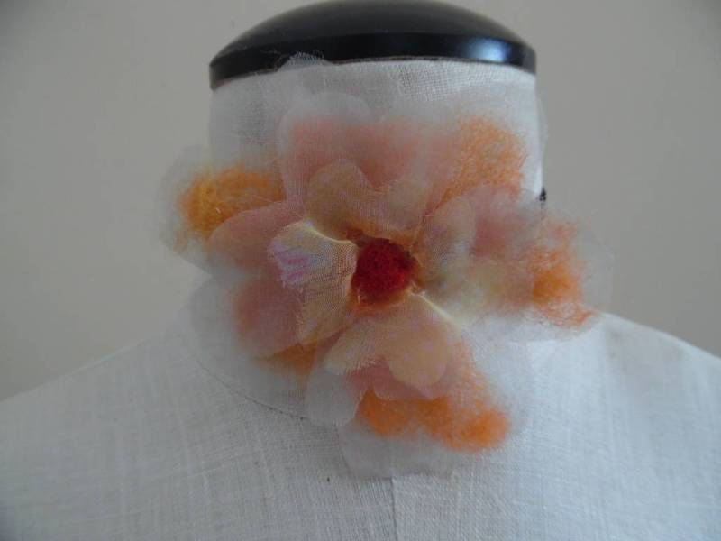 Blumen, Die Nicht Verblassen Handgemachte Orange Gelb Gefilzt Wolle Auf Chiffon Floral Halsband Mit Roten Zentrum Schwarz Samt Band Von Sofi von LetasVintage