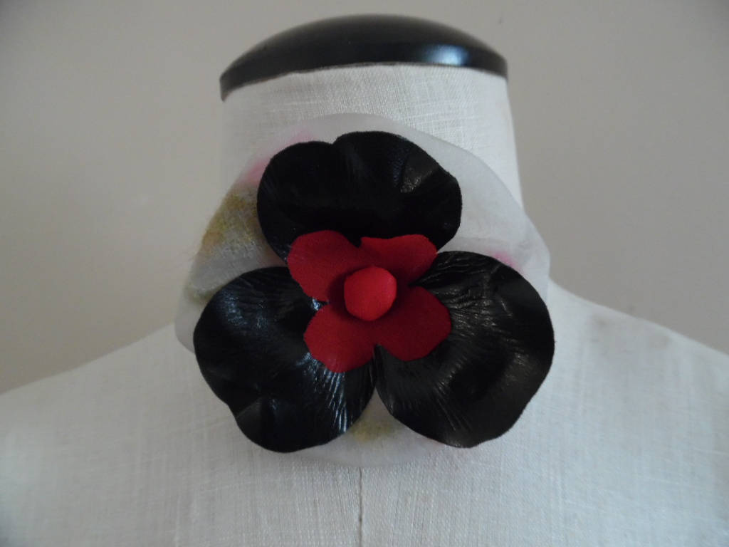 Blumen, Die Nicht Verblassen Schwarz Und Burgund Floral Halsband Handgefertigt Von Sofi Handstrick von LetasVintage
