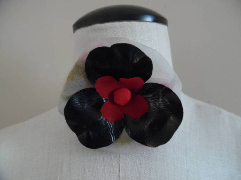 Blumen, Die Nicht Verblassen Schwarz Und Burgund Floral Halsband Handgefertigt Von Sofi Handstrick von LetasVintage
