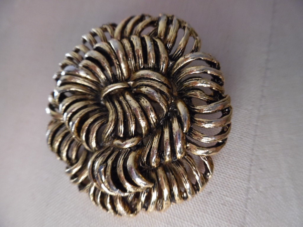 Blumen, Die Nicht Verblassen Vintage 1960Er Jahre Stilisierte Goldene Rose Brosche von LetasVintage