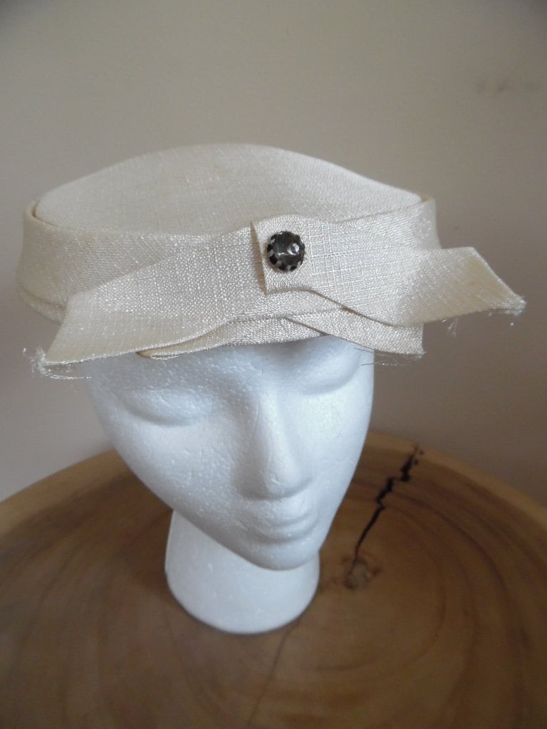 Jahrgang 1950 Elfenbein Glasiert Leinen Mini Hut Von Valerie Modi; Creme Mit Faux Smokey Topas Trim; Beige Fascinator Kirche von LetasVintage