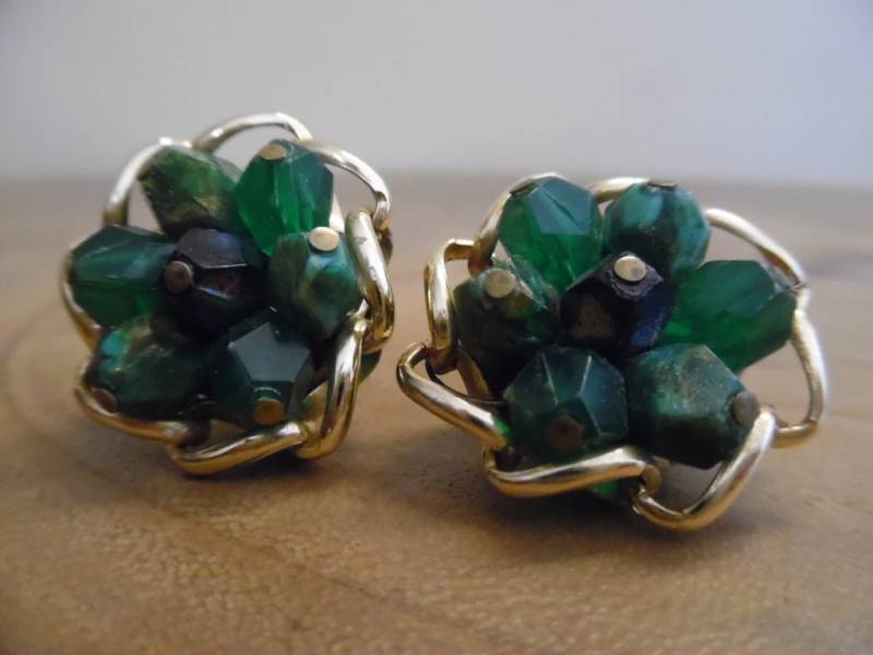 Jahrgang 1950 Oder 60Er Jahre Facettierte Grüne Glas Perle Cluster Clip Auf Ohrringe in Einem Goldtone Kette Link Einstellung von LetasVintage