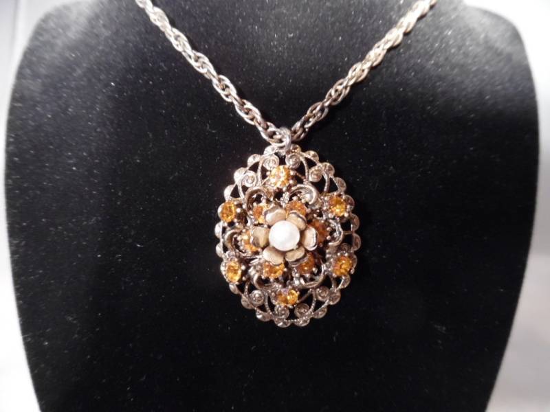 Jahrgang Goldtone Filigrane Halskette Mit Faux Edelsteine von LetasVintage