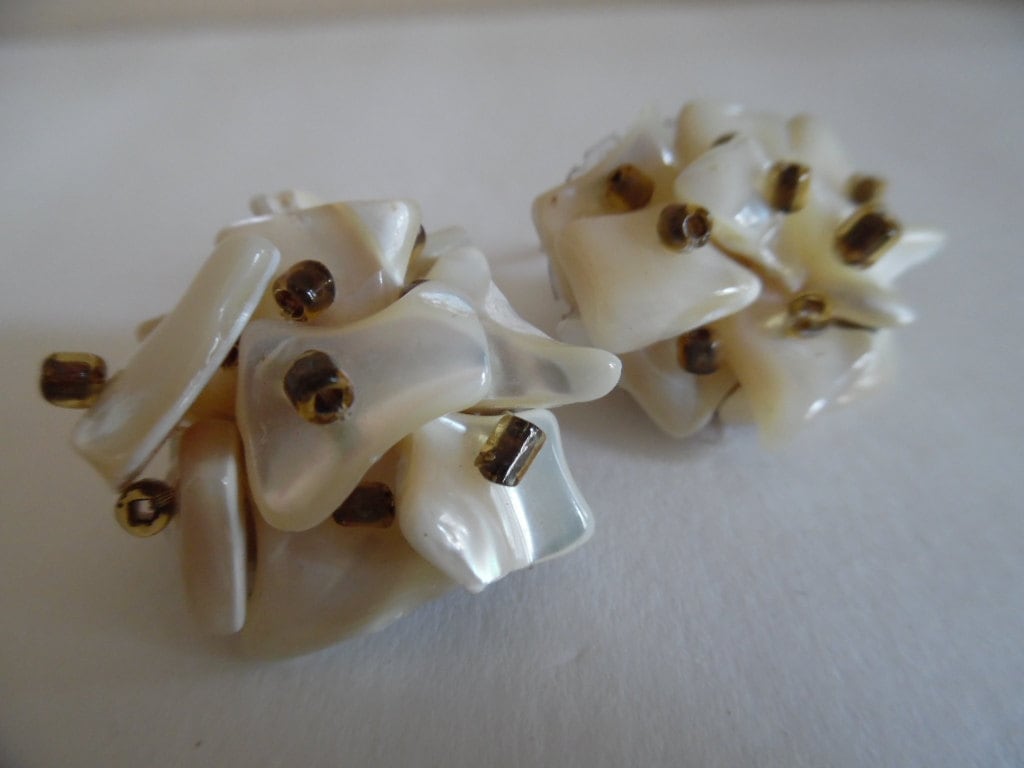 Ohrringe Perle Vintage 1960Er Jahre Perlmutt Clip Auf Cluster Mit Samen Akzente von LetasVintage