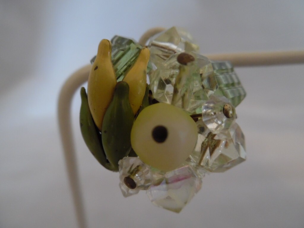 Post Wwii, Emaille Und Kunststoff-Kügelchen Clip Auf Ohrringe von LetasVintage