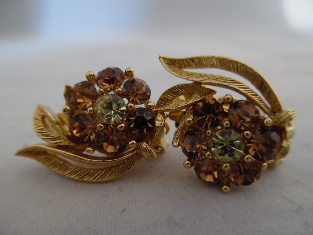 Schöne Vintage 1960Er Jahre Faux Edelstein Blumenmotiv Ohrclips in Goldton Einstellung von LetasVintage
