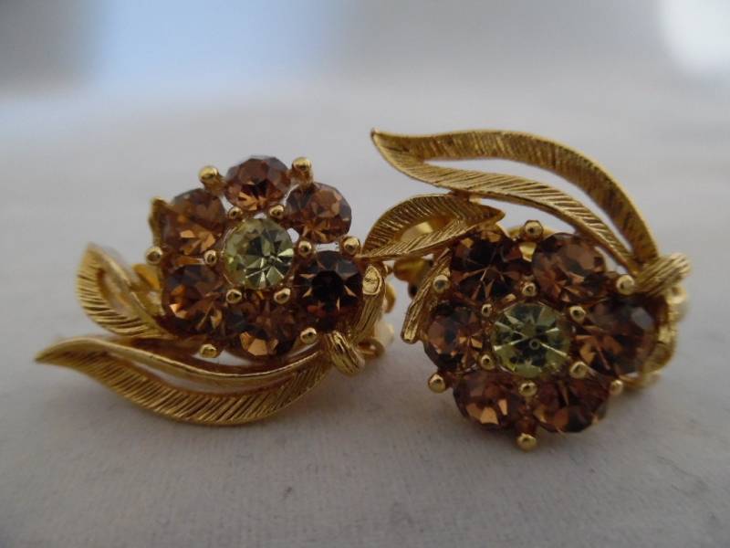 Schöne Vintage 1960Er Jahre Faux Edelstein Blumenmotiv Ohrclips in Goldton Einstellung von LetasVintage