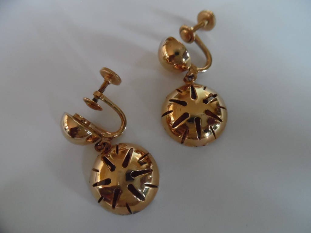 Seltene Vintage 1980Er Jahre Goldtone Durchbohrt Halbe Kuppel Drop Schraube Zurück Ohrringe von LetasVintage