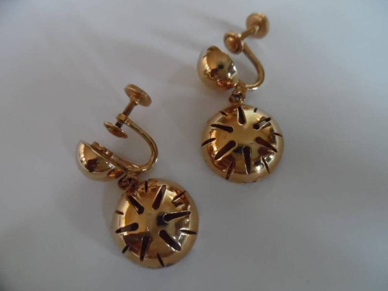 Seltene Vintage 1980Er Jahre Goldtone Durchbohrt Halbe Kuppel Drop Schraube Zurück Ohrringe von LetasVintage