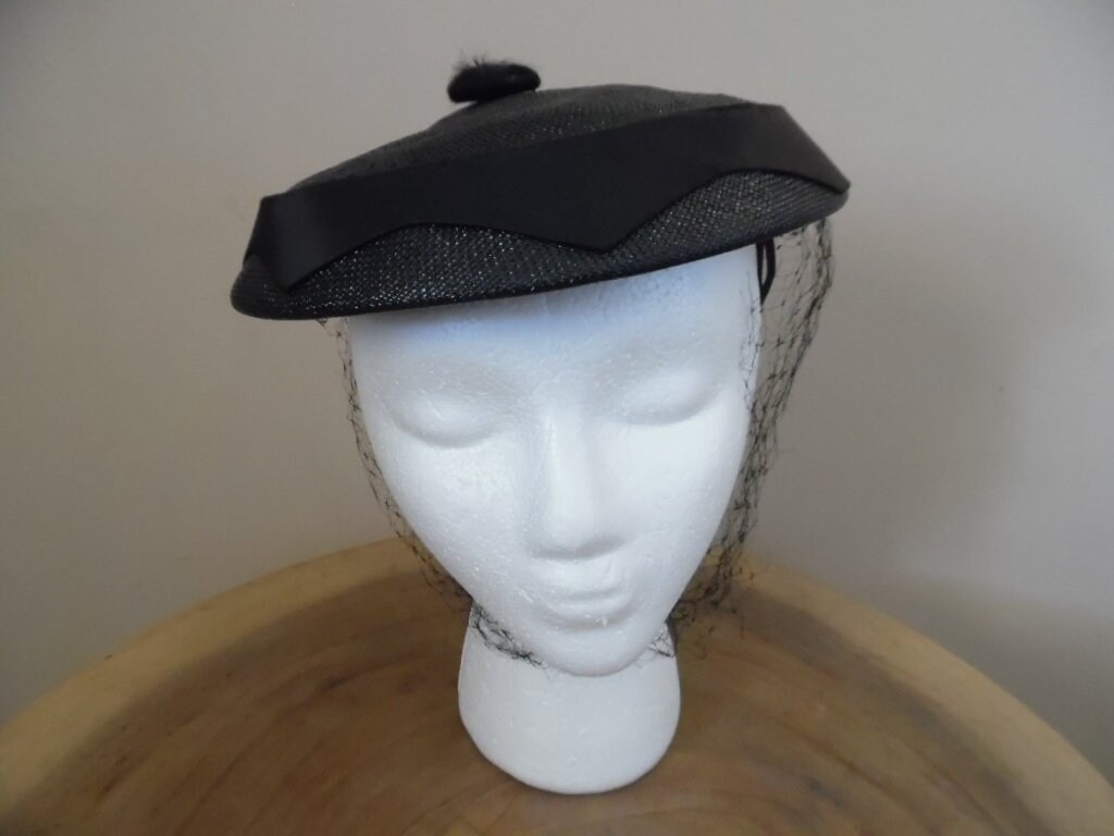 Vintage 1950Er Jahre Schwarz Glasiert Stroh Mini Hut Von Gene Doris New York Pfannkuchen Mit Satin Trim Fascinator von LetasVintage