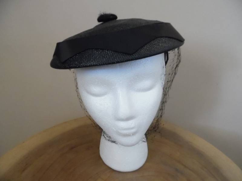 Vintage 1950Er Jahre Schwarz Glasiert Stroh Mini Hut Von Gene Doris New York Pfannkuchen Mit Satin Trim Fascinator von LetasVintage