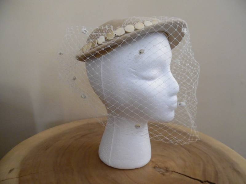 Vintage 1950Er Jahre Tan Wolle Pelz Filz Hut Mit Einem Satin Trim Und Netz Schleier Kleine Fascinator W Schmale Krempe Befestigt Pins von LetasVintage