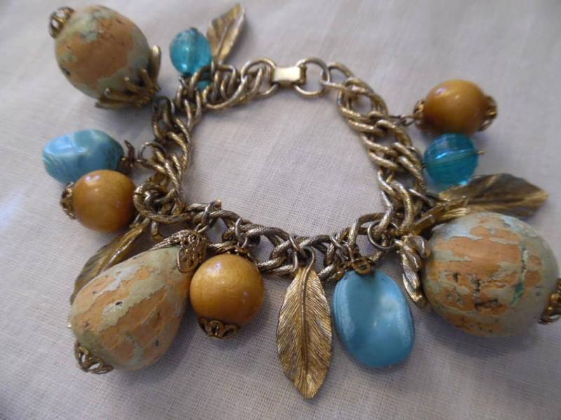 Vintage 1960Er Jahre Goldton Chain Link Armband Mit Kork Holz Und Kunststoff Perle Blatt Geformt Charms von LetasVintage