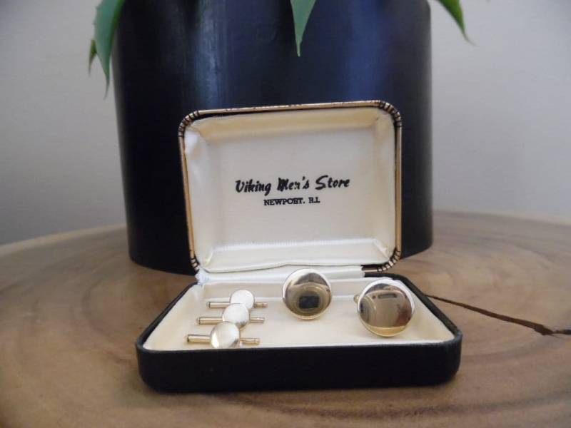 Vintage 1960Er Jahre Runde Scheibe Geformt Gold Ton Passende Manschettenknöpfe Und Tuxedo Shirt Ohrstecker Set in Der Original-Box Von Viking Mens von LetasVintage