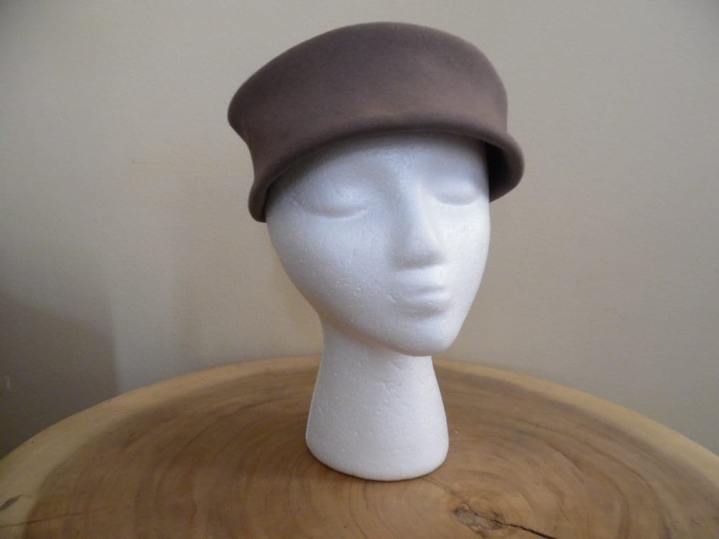 Vintage 1960Er Jahre Taupe Pillbox Hut Hand Fertig Echte Feine Pelz Filz Toque Scottie Brimless von LetasVintage