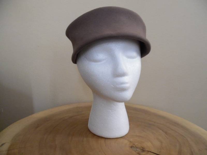 Vintage 1960Er Jahre Taupe Pillbox Hut Hand Fertig Echte Feine Pelz Filz Toque Scottie Brimless von LetasVintage