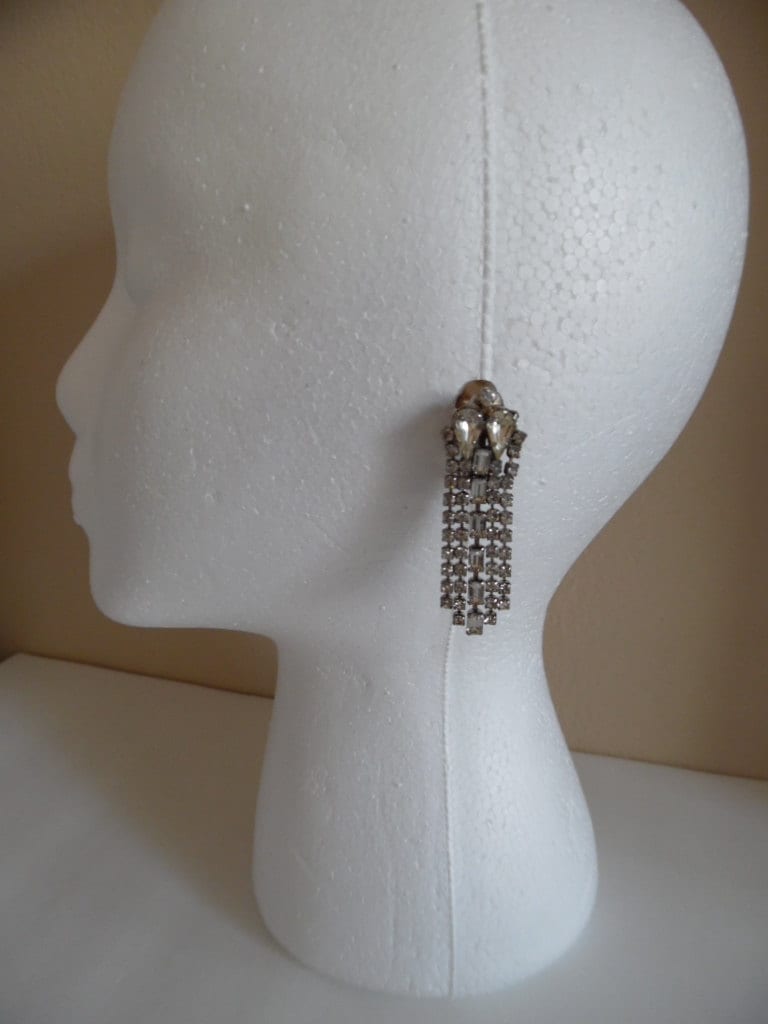 Vintage 1970Er Jahre Klar Strass Ohrstecker in Einem Artikulierten Silvertone Prong Einstellung Roten Teppich Ohrringe von LetasVintage