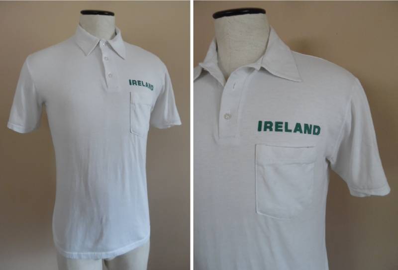Vintage 1970Er Jahre Stricken Golf Shirt; Weißer Kurzarm Mit Smaragdgrün "Irland" Gedruckt Auf Brust; Johnny Placket T-Shirt Von Stedman Usa von LetasVintage