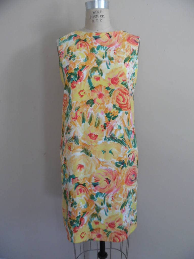 Vintage 1980Er Jahre Ärmellose Frühling Sommer Shift Orange Und Gelb Abstrakte Blumendruck Auf Rayon Faille Kleid Von K C Spencer von LetasVintage