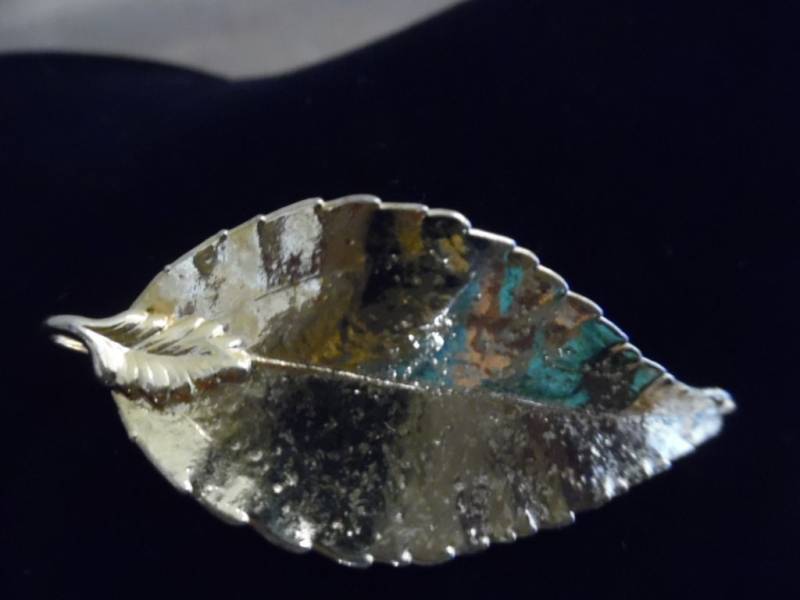 Vintage 1980Er Jahre Goldblatt Natürliche Blatt Anhänger Golden Leaf Charme Strukturierte von LetasVintage