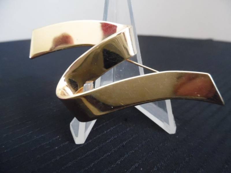 Vintage 1980Er Jahre Mittlerer Größe Gefaltet Band Glänzend Golden Brosche Gold Pin Von Monet Moderne Z Squiggle von LetasVintage