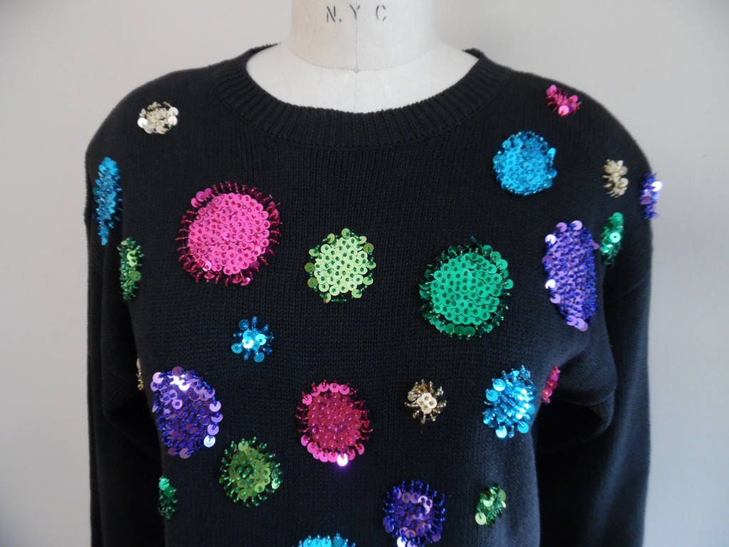Vintage 1980Er Jahre Schwarz Fallen Gelassen Schulter Langarm Urlaub Pullover Mit Unregelmäßigen Pailletten Kreise in Lebendigen Juwel Töne Von von LetasVintage