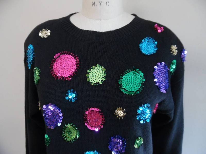 Vintage 1980Er Jahre Schwarz Fallen Gelassen Schulter Langarm Urlaub Pullover Mit Unregelmäßigen Pailletten Kreise in Lebendigen Juwel Töne Von von LetasVintage