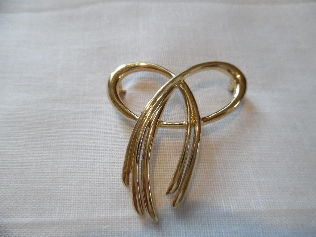 Vintage 1990Er Jahre Goldtone Schleife Geformt Brosche Pin Von Trifari Band von LetasVintage