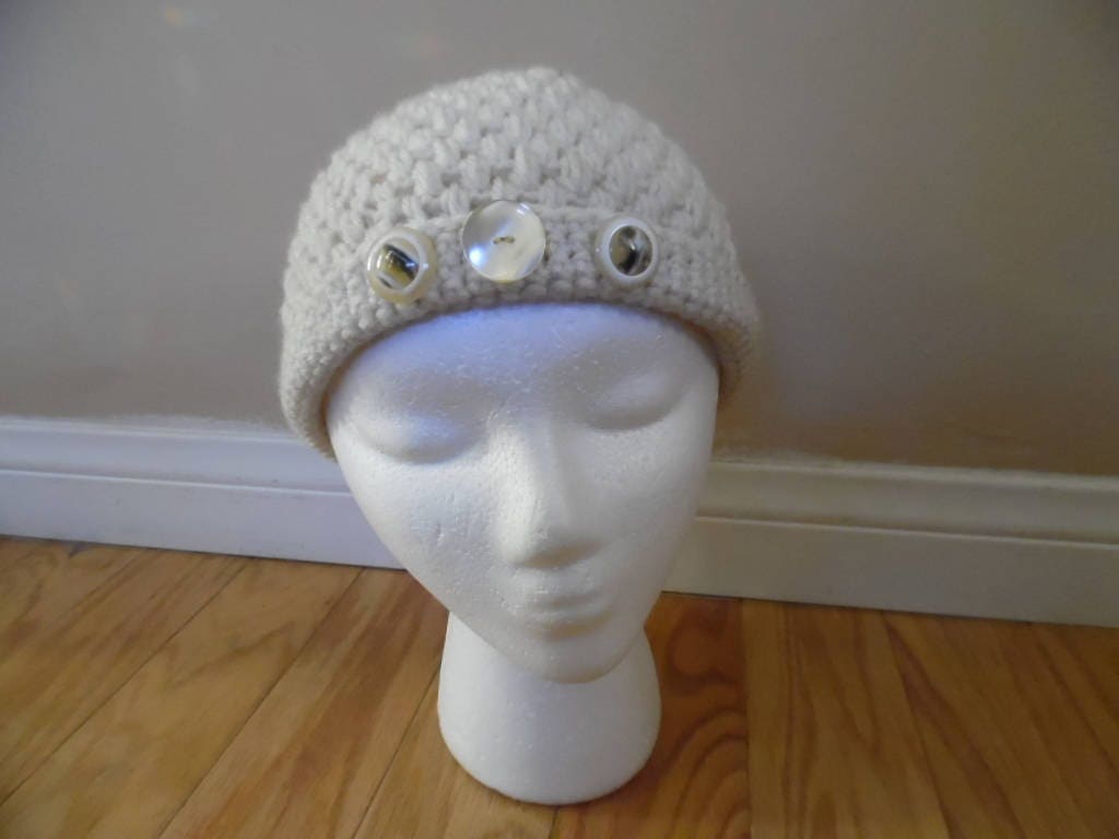 Vintage 1990Er Jahre Handgemachte Wintermütze; Cremefarbene Gehäkelte Beanie Mütze Aus Wolle Mit Knopfbesatz von LetasVintage