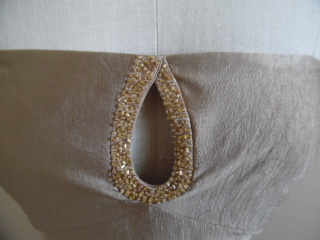 Vintage 1990Er Jahre Strapless Gold Cocktail Party Kleid Mit Vorne Und Rücken Mieder Perlen Cut Outs Von Wäsche Shelli Segal von LetasVintage