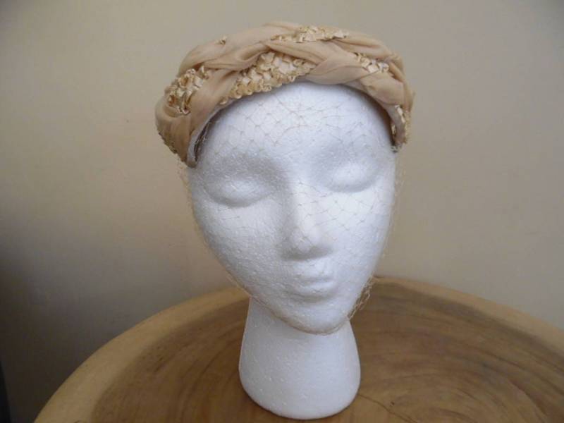 Vintage 60Er Jahre Rose Beige Gewebter Chiffon Und Raffia Mini Hut Mit Tonalen Samtbesatz Schleier von LetasVintage