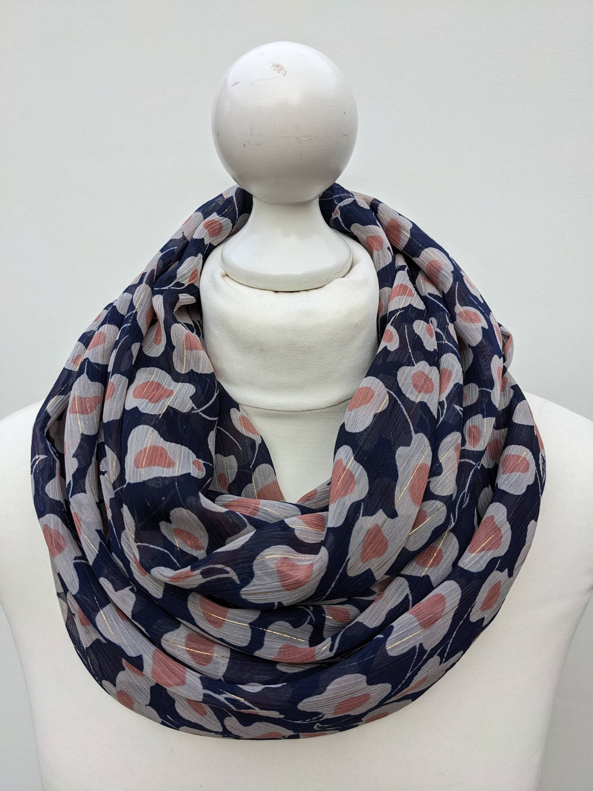 Marineblauer Blumenschal // Rundschal Marineblauer Blumenschal // Rundschal von LetitSnood