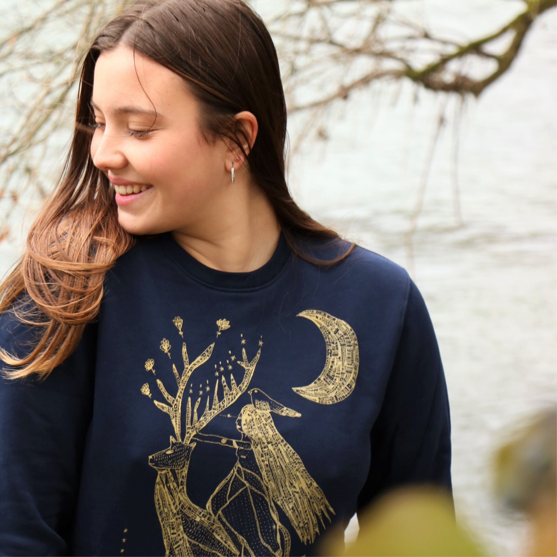 Marineblaues Damen-Sweatshirt Mit Hirsch-Totemtier von LetmeflyVeen
