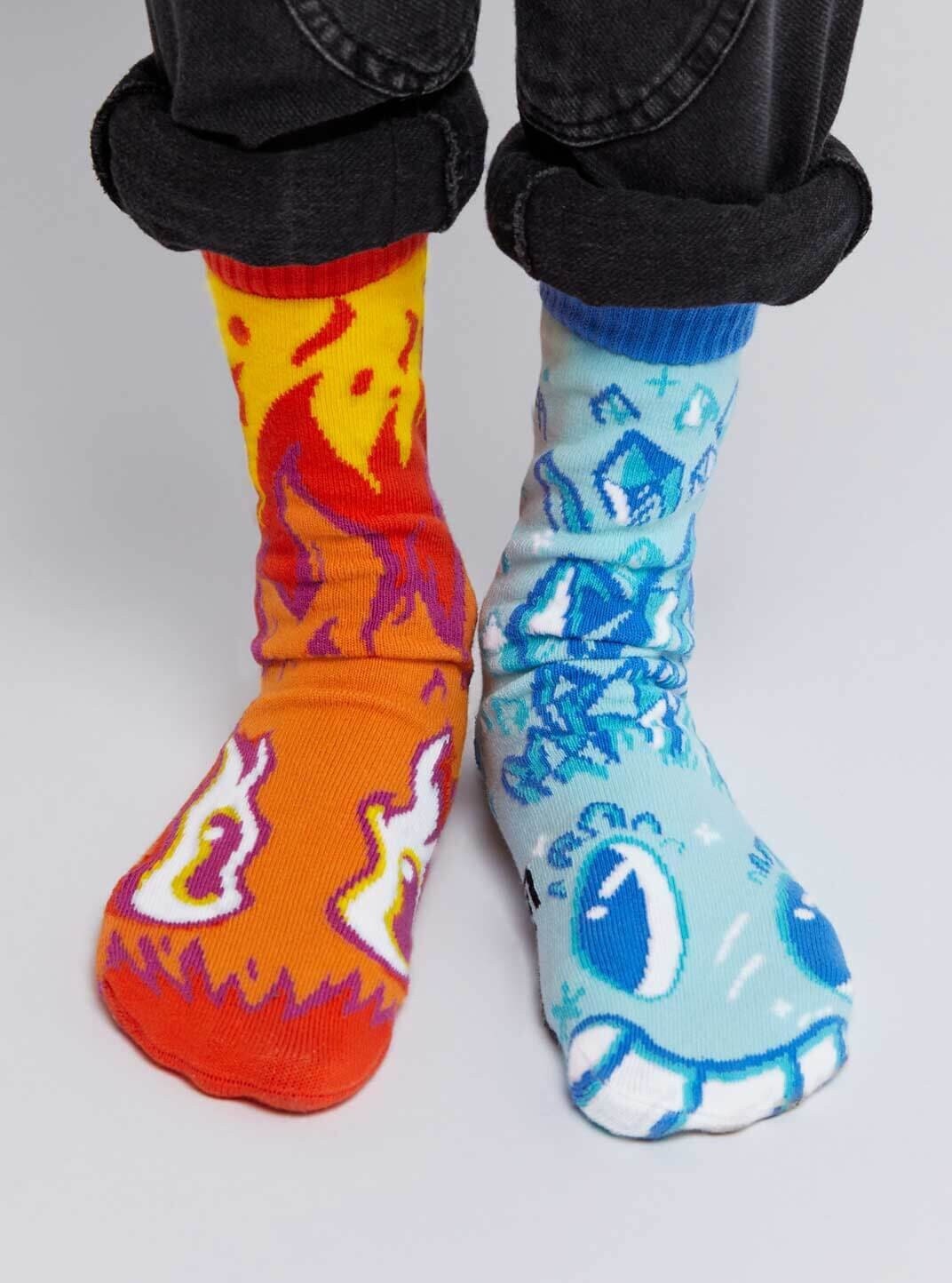 Burnie & Icey Kinder Limitierte Auflage Pals + Nate Bear Collab Bunte Mismatched Fire & Ice Socken Für Jungen Und Mädchen von LetsBePalsSocks