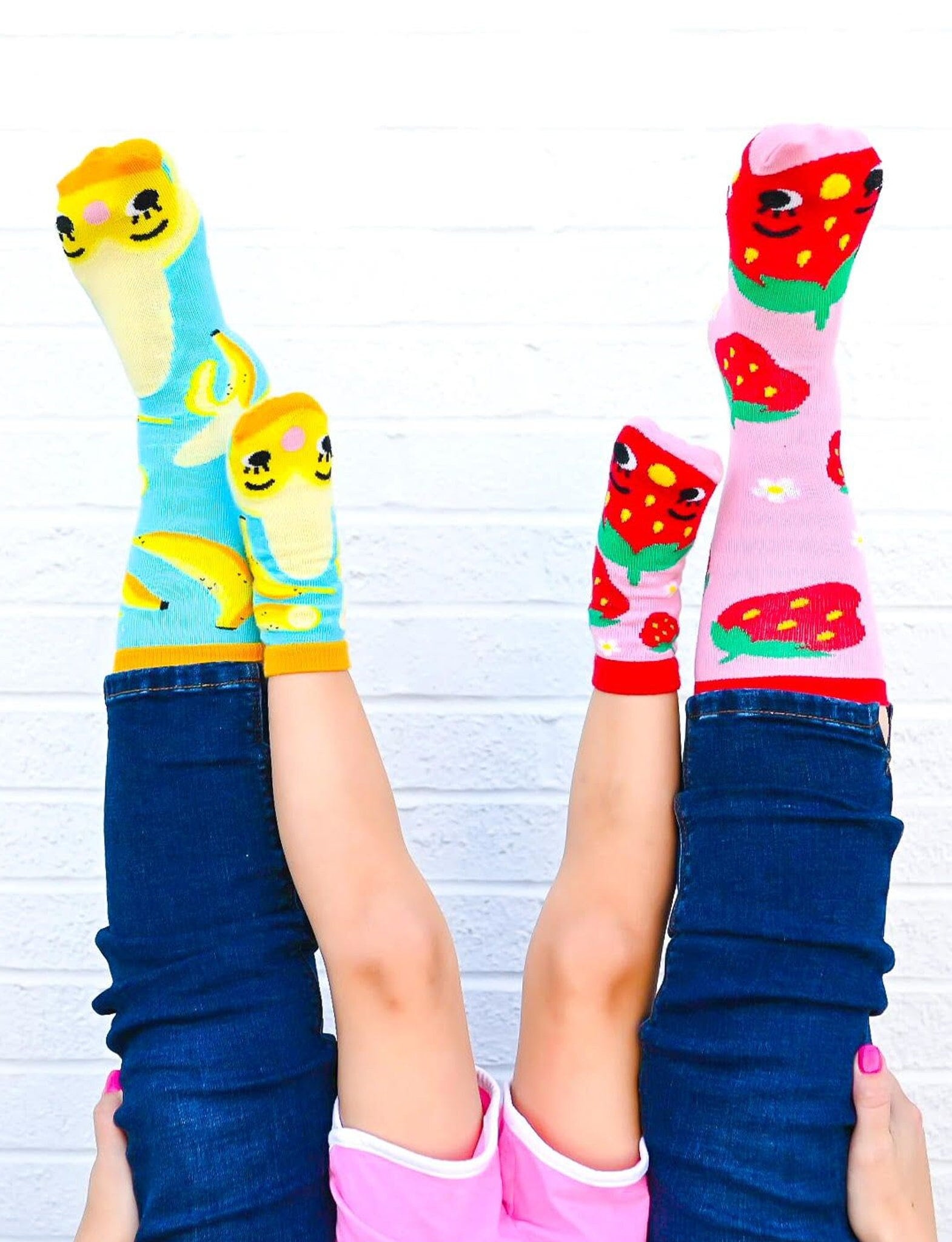 Erdbeere & Banane - Matchy Mismatching Mama Und Me Fruchtig Buntes Kawaii Geschmacksknospen Socken Set 1 Paar Für Erwachsene Kinder von LetsBePalsSocks