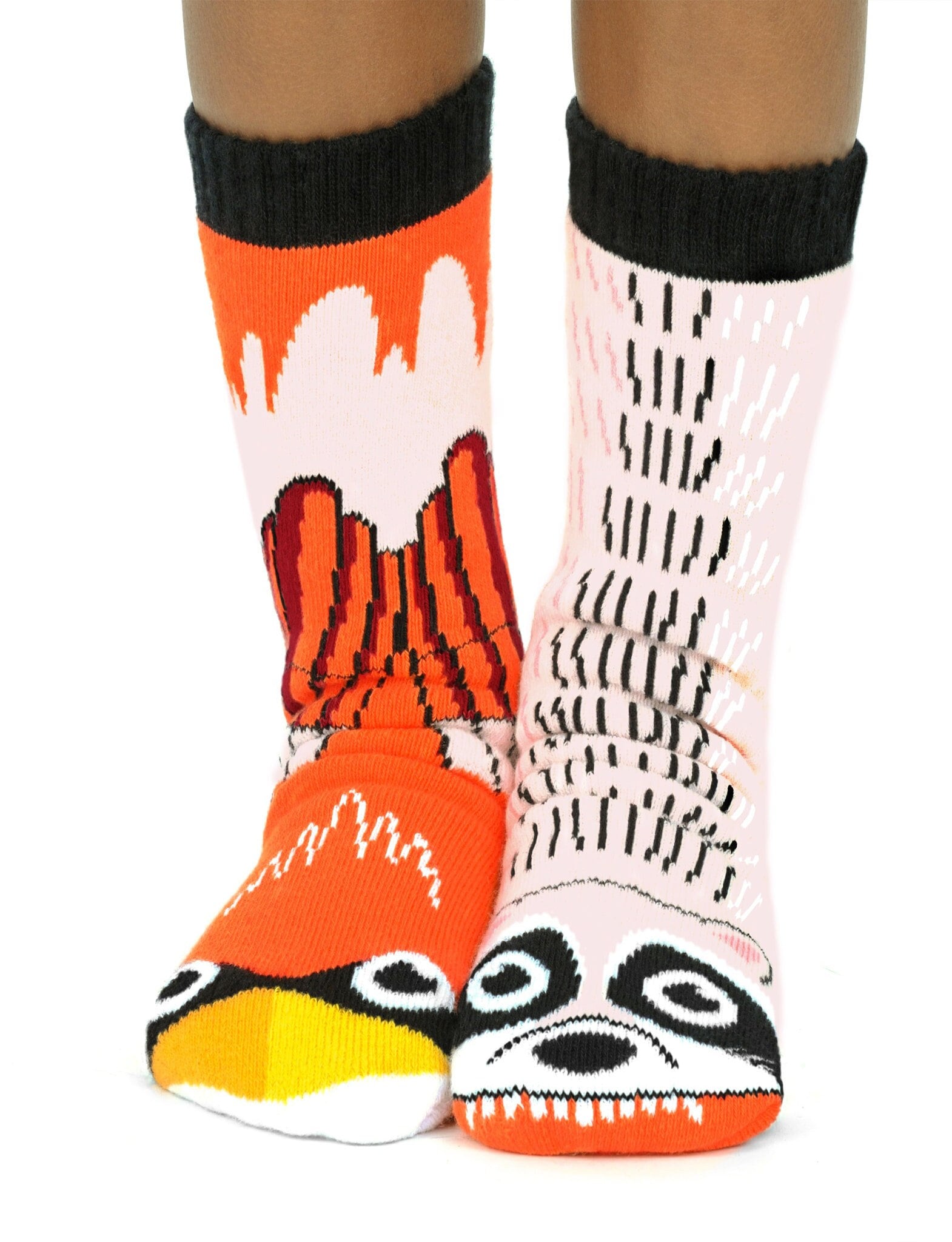 Waschbär & Cardinal Mismatched Animals Socken Mit Keinen Rutsch-Griffen Für Kinder von LetsBePalsSocks