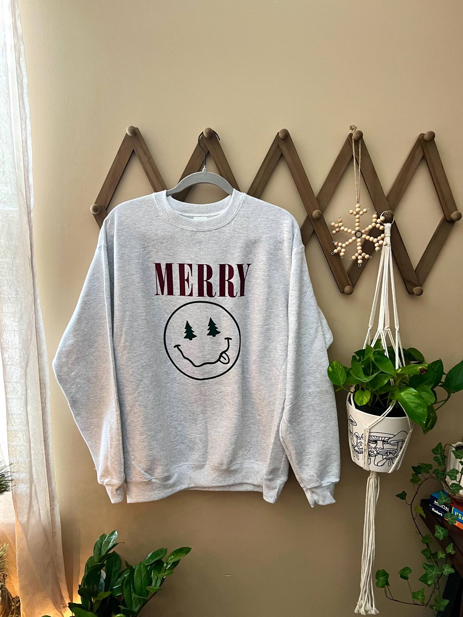 Frohes Smiley Gesicht Sweatshirt | Weihnachten Urlaub Grunge-stil-Shirt Shirt Weihnachtliches Frohes Smiley Gesicht Sweatshirt | Weihnachten Urlaub Grunge-stil-Shirt Shirt Weihnachtliches von LetsGetBohoCreations