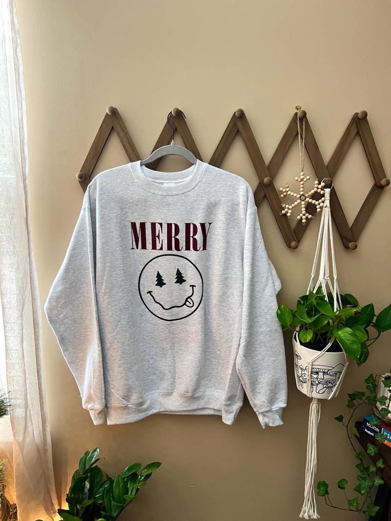 Frohes Smiley Gesicht Sweatshirt | Weihnachten Urlaub Grunge-stil-Shirt Shirt Weihnachtliches Frohes Smiley Gesicht Sweatshirt | Weihnachten Urlaub Grunge-stil-Shirt Shirt Weihnachtliches von LetsGetBohoCreations