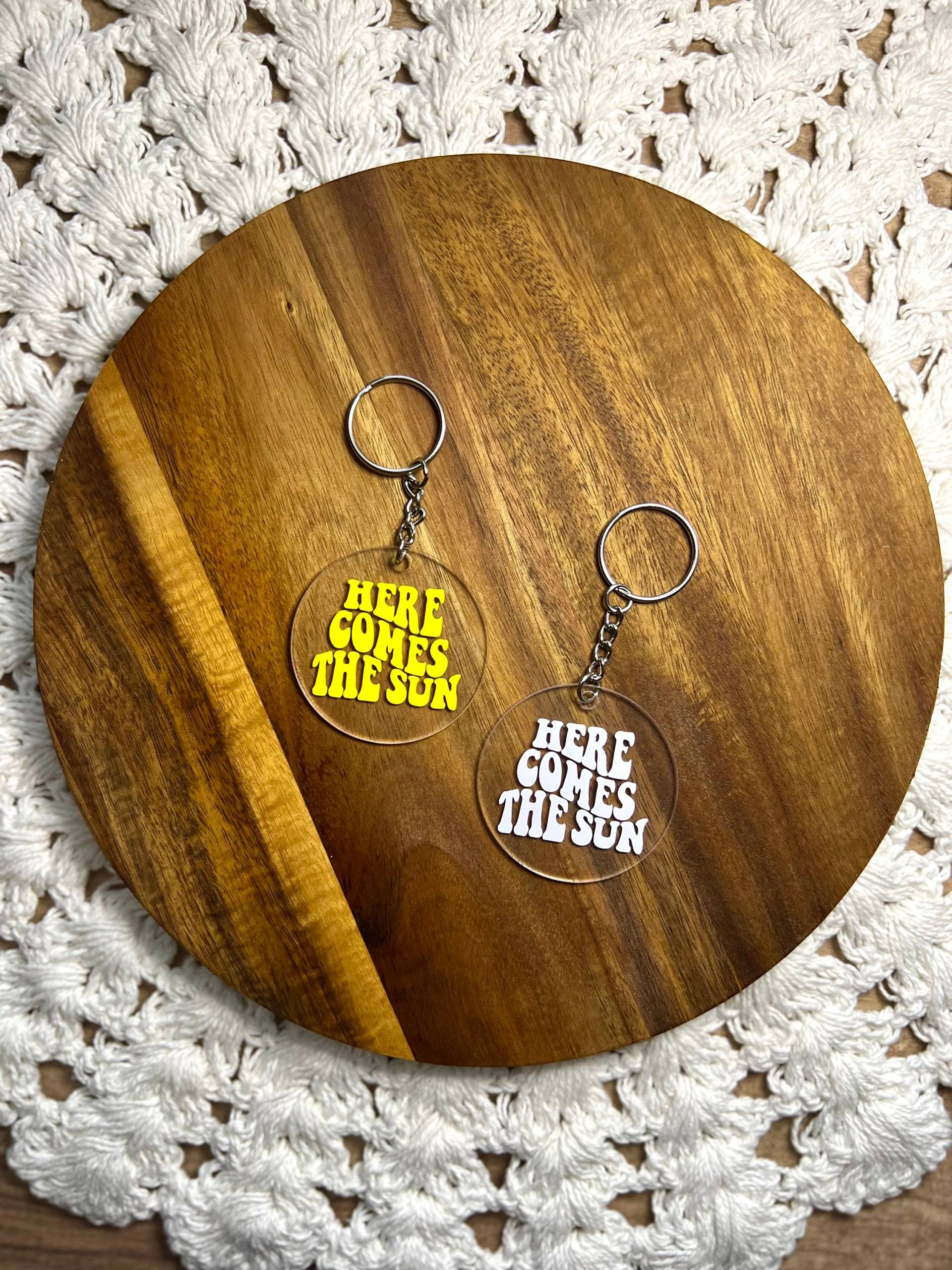 Hier Kommt Die Sonne Acryl Keychain | Hippie Runde Groovy Schlüsselbund Retro Accessoire Geschenkidee Weihnachtsgeschenk Hier Kommt Die Sonne Acryl Keychain | Hippie Runde Groovy Schlüsselbund Retro Accessoire Geschenkidee Weihnachtsgeschenk von LetsGetBohoCreations