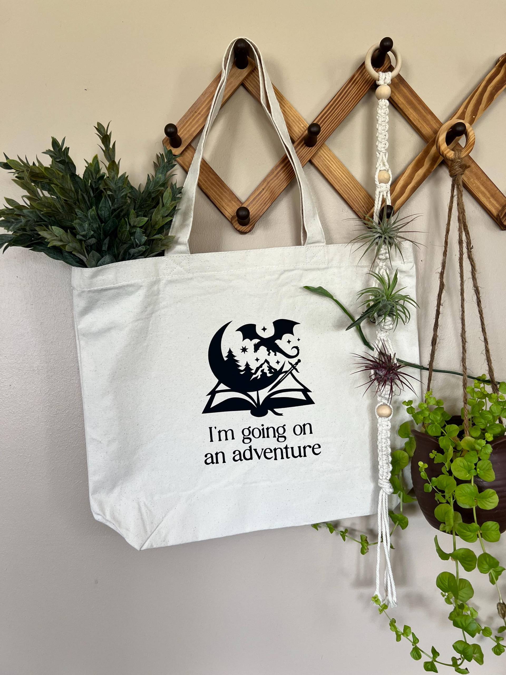 Ich Werde Auf Ein Abenteuer Gehen Einkaufstasche | Fantasy Book Lover Tasche Romantasy Buchliebhaber Umweltfreundliche Wiederverwendbare Ich Werde Auf Ein Abenteuer Gehen Einkaufstasche | Fantasy Book Lover Tasche Romantasy Buchliebhaber Umweltfreundliche Wiederverwendbare von LetsGetBohoCreations