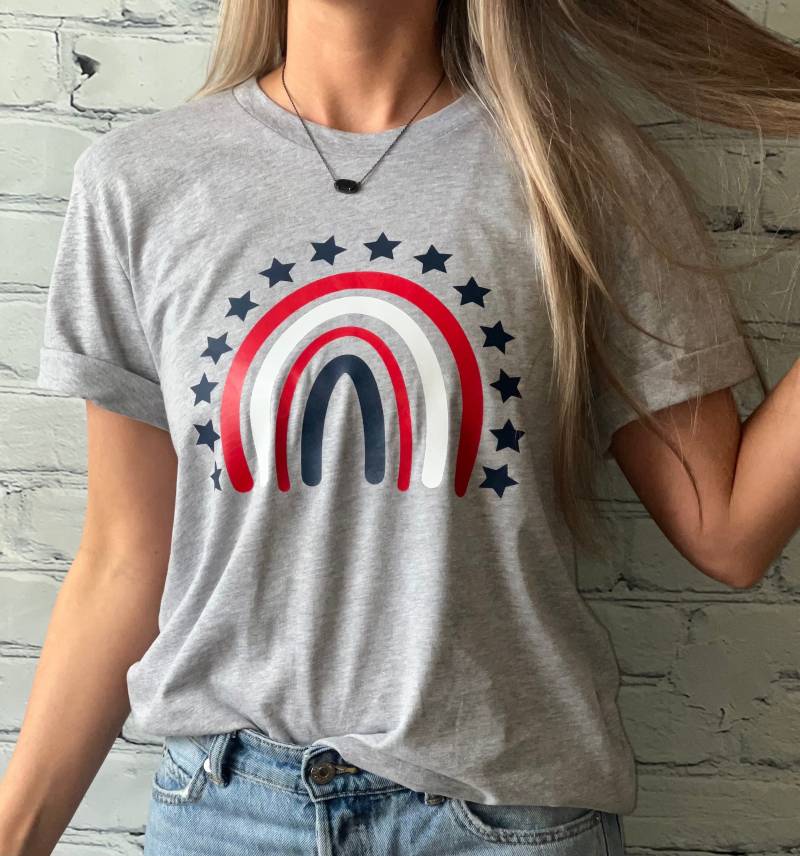 Rotes, Weißes Und Blaues Regenbogen-T-Shirt | Vierter Juli Shirt Volkstrauertag T-Shirt Unabhängigkeitstag Sternenbanner Boho Sommer Rotes, Weißes Und Blaues Regenbogen-T-Shirt | Vierter Juli Shirt Volkstrauertag T-Shirt Unabhängigkeitstag Sternenbanner Boho Sommer von LetsGetBohoCreations