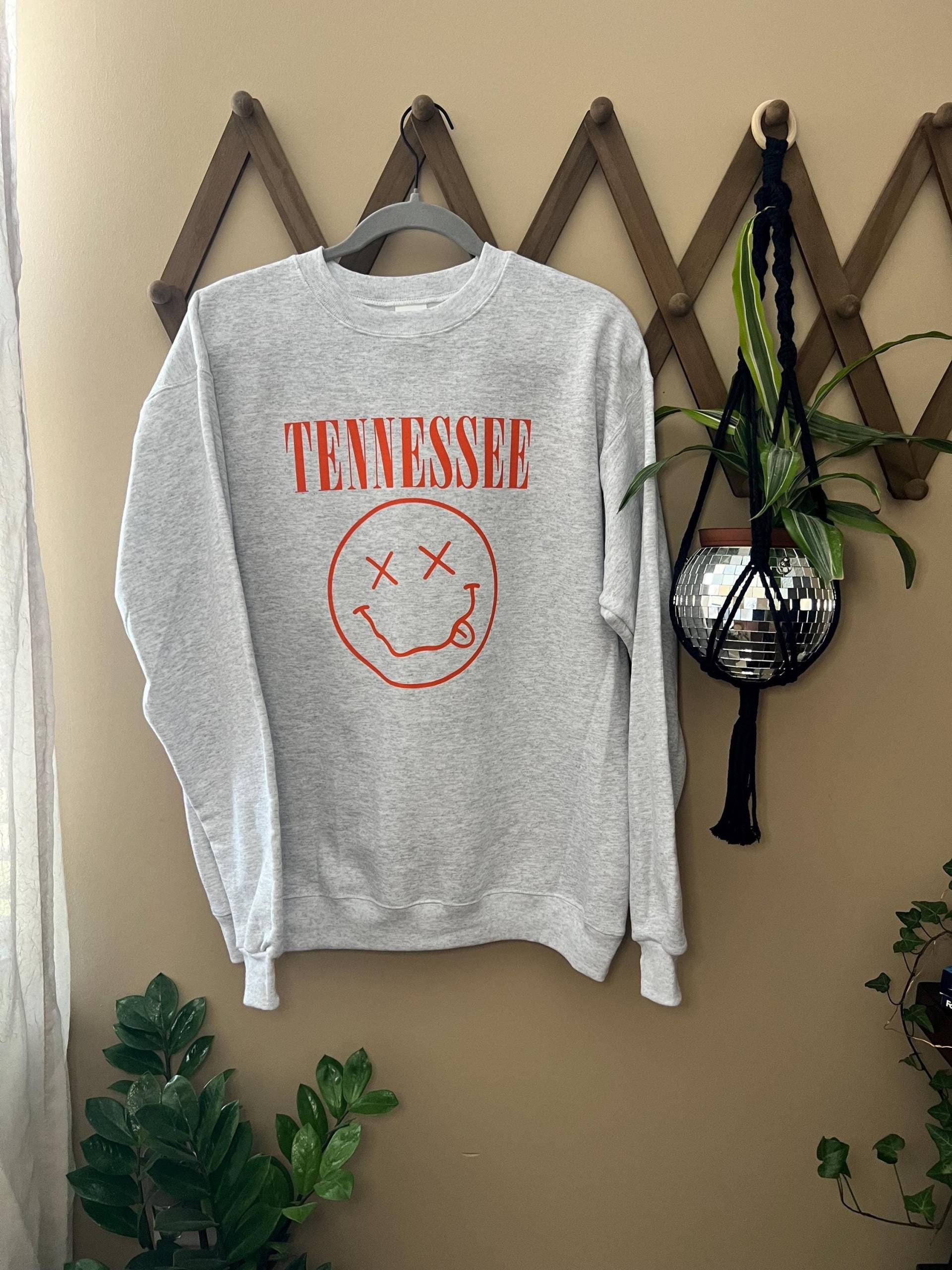 Tennessee Smiley Sweatshirt | Volunteers Vols Fan-Shirt Grunge-stil-Shirt Fußball Kollegiums-Team Sek Tennessee Smiley Sweatshirt | Volunteers Vols Fan-Shirt Grunge-stil-Shirt Fußball Kollegiums-Team Sek von LetsGetBohoCreations