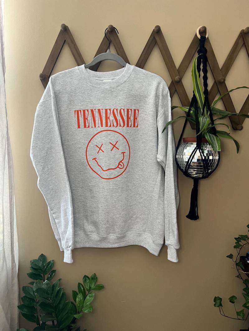 Tennessee Smiley Sweatshirt | Volunteers Vols Fan-Shirt Grunge-stil-Shirt Fußball Kollegiums-Team Sek Tennessee Smiley Sweatshirt | Volunteers Vols Fan-Shirt Grunge-stil-Shirt Fußball Kollegiums-Team Sek von LetsGetBohoCreations