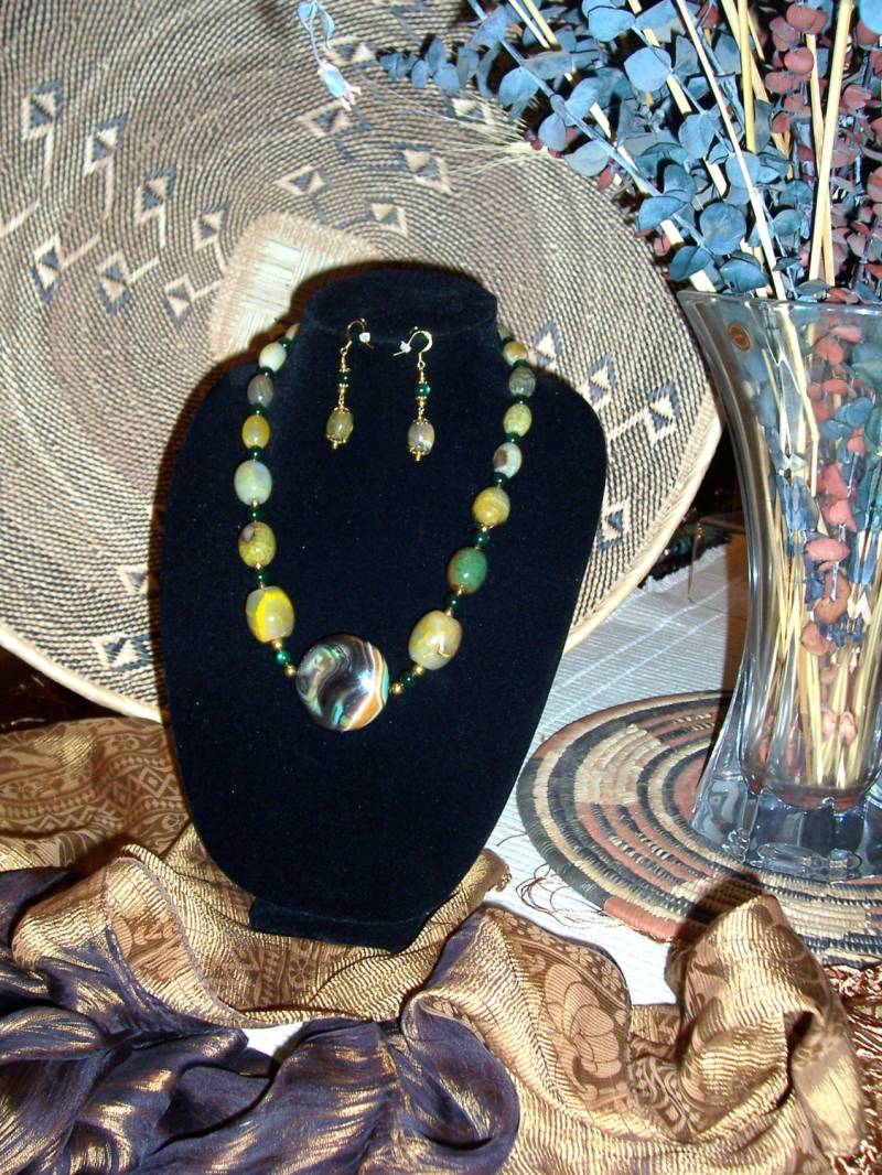 Green Spot & 14K Gold Bead-Kette/Ohrring Set Green Spot & 14K Gold Bead-Kette/Ohrring Set von LetsGetStonedJewelry