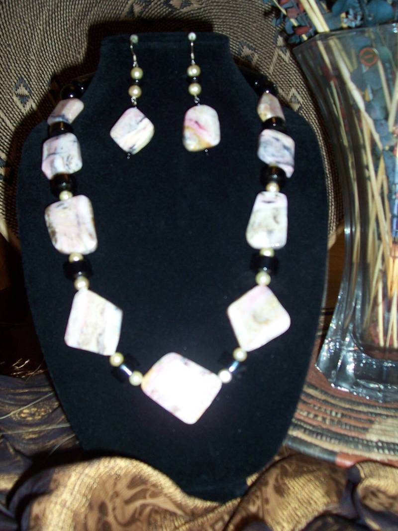 Rhodonit & Black Onyx Halskette/Ohrring Set Rhodonit & Black Onyx Halskette/Ohrring Set von LetsGetStonedJewelry