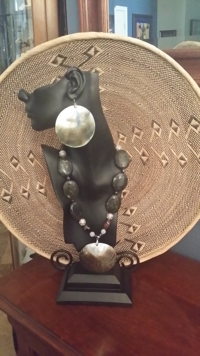 Schwarze Lip Oyster Shell/Hypersthene Halskette & Ohrring Set Schwarze Lip Oyster Shell/Hypersthene Halskette & Ohrring Set von LetsGetStonedJewelry