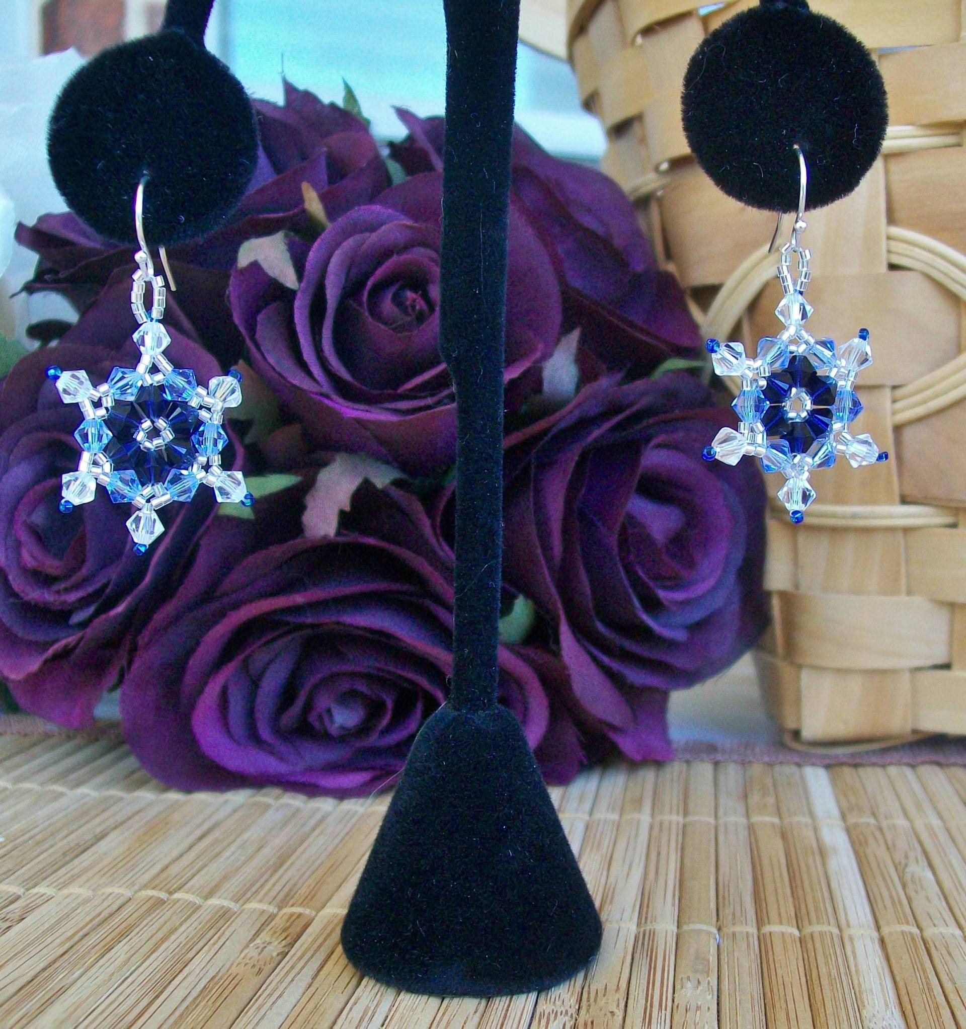 Frozen Schneeflocke Swarovski Kristall Baumengellum Ohrringe 003 - Von Hand Genäht Winter Blues Mitternacht Blau Licht Und Klare Kristalle von LetsHaveSnowflakes